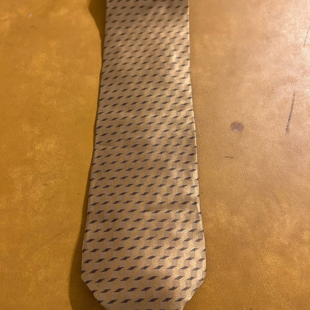 Sophisticated Gold Patterned Tie for Men